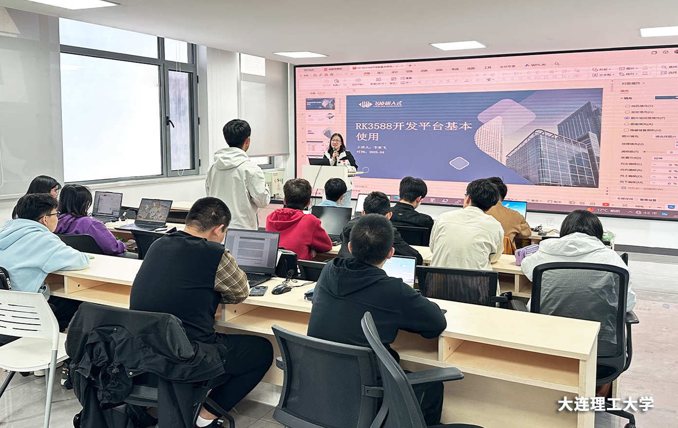 工程師走進(jìn)高校，針對(duì)相關(guān)專(zhuān)業(yè)的學(xué)生展開(kāi)一系列培訓(xùn)活動(dòng)